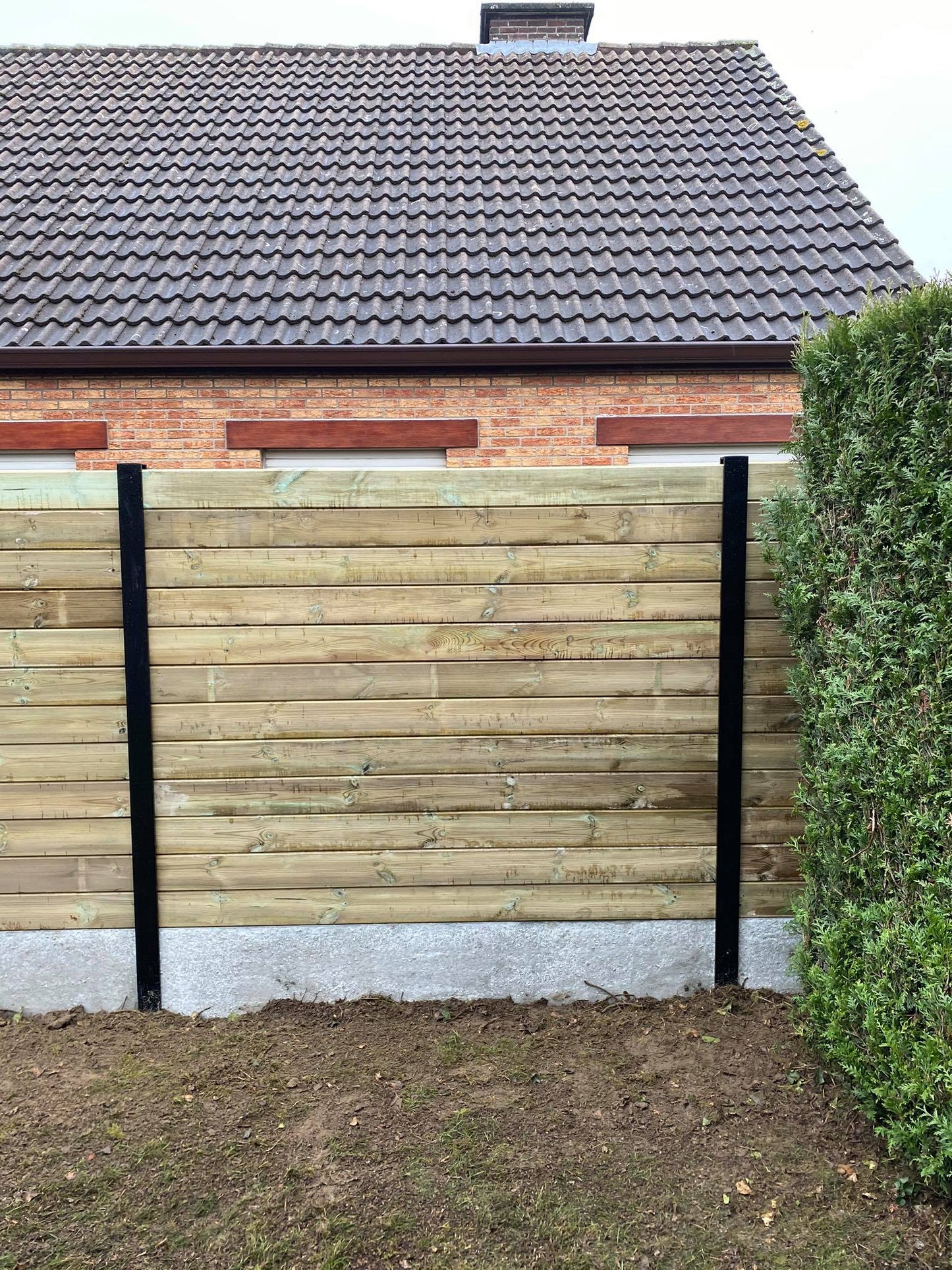 houthandel-omheining-grenen-zwarte-palen-aluminium-houtstock-afsluiting-weidepoorten-rossem-oost-vlaanderen-carport-thermowood-padouk-aalst-douglas-eik-tuinen