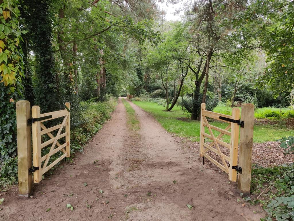 openstaande - dubbele - weidepoort - hout - doorgang - weide - houtstock - houthandel - meise