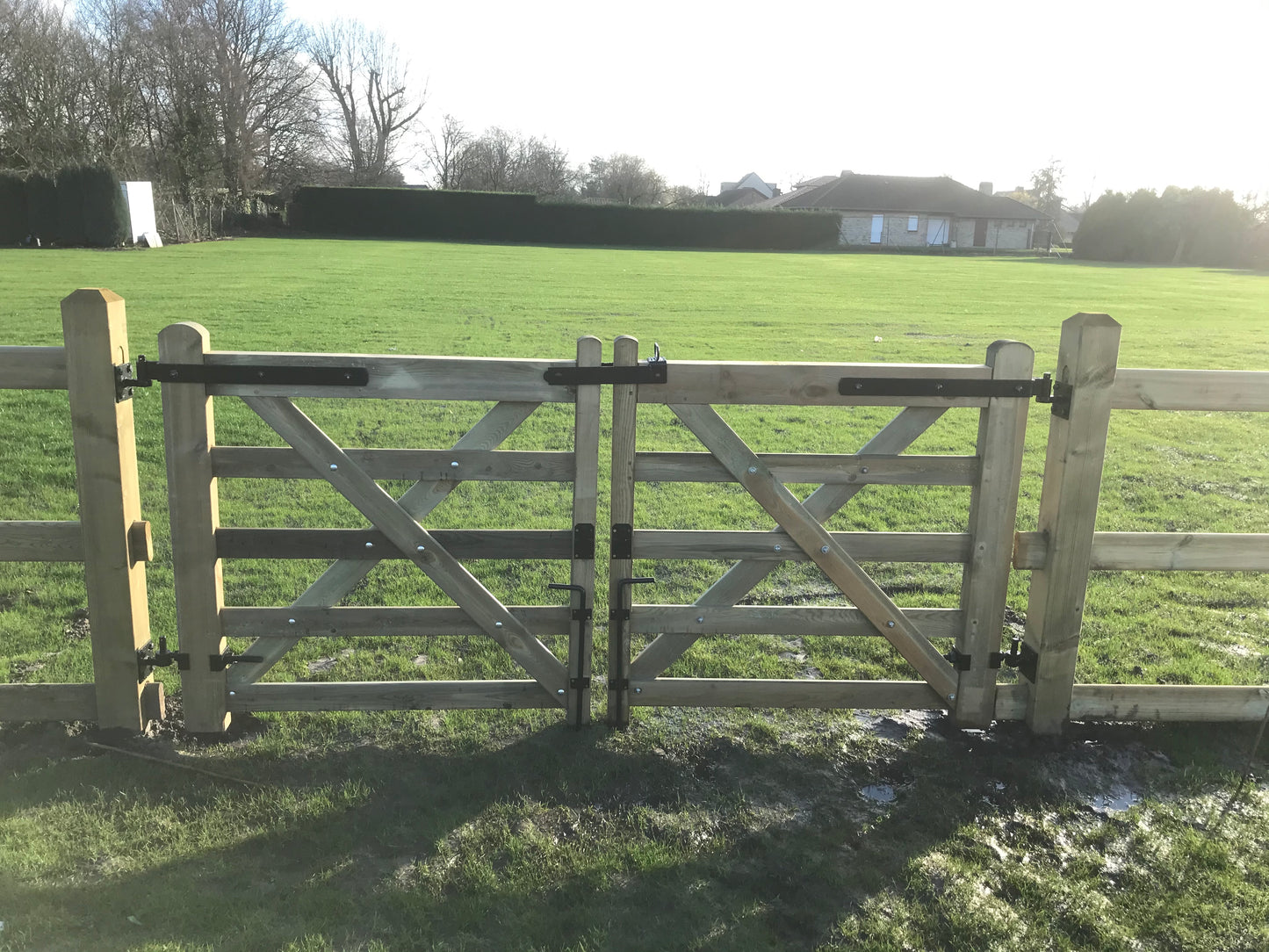 dubbele-houten-weidepoort-hekwerk-paarden-omheining-houtstock-schuilhokken-palenboer-farmfence-verstelbare sccharnieren