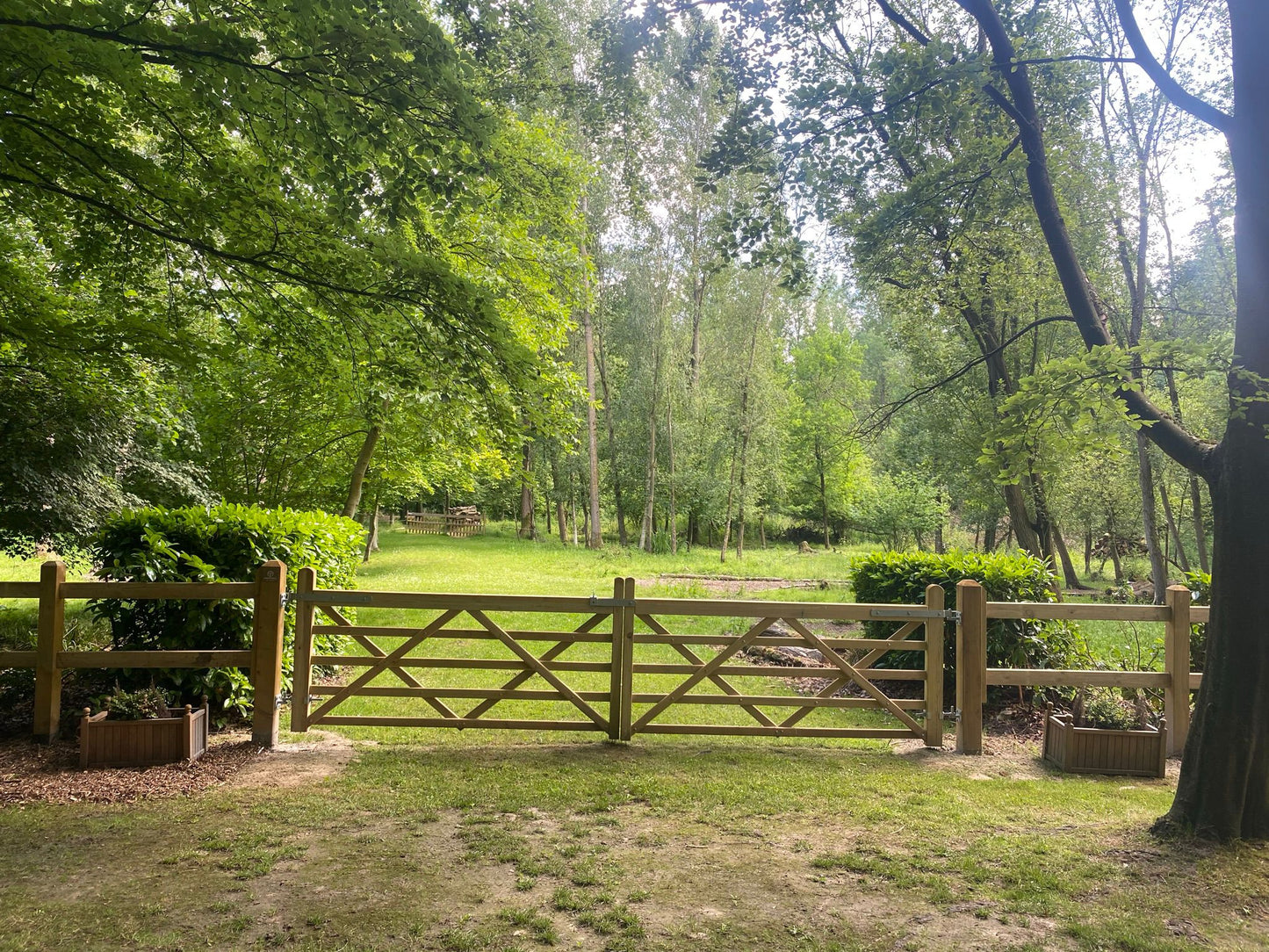 dubbele - poort - hout - afsluiting - paarden - weide - herentals - houtstock