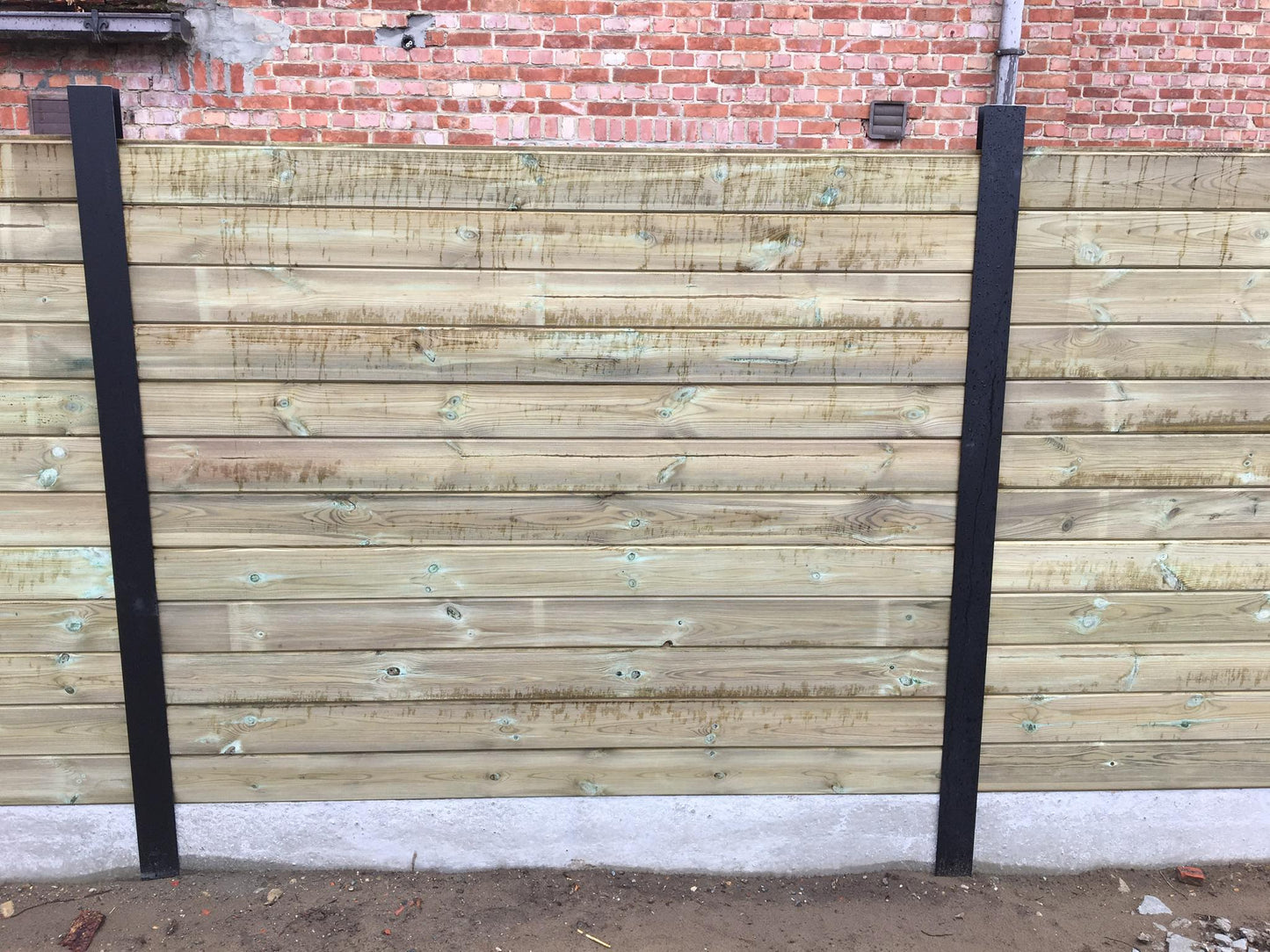grenen-tand-en-groef-planken-afsluiting-schutsels-paardenomheining-weidepoorten-houthandel-londerzeel-steenhuffel-houten-palen-houtstock