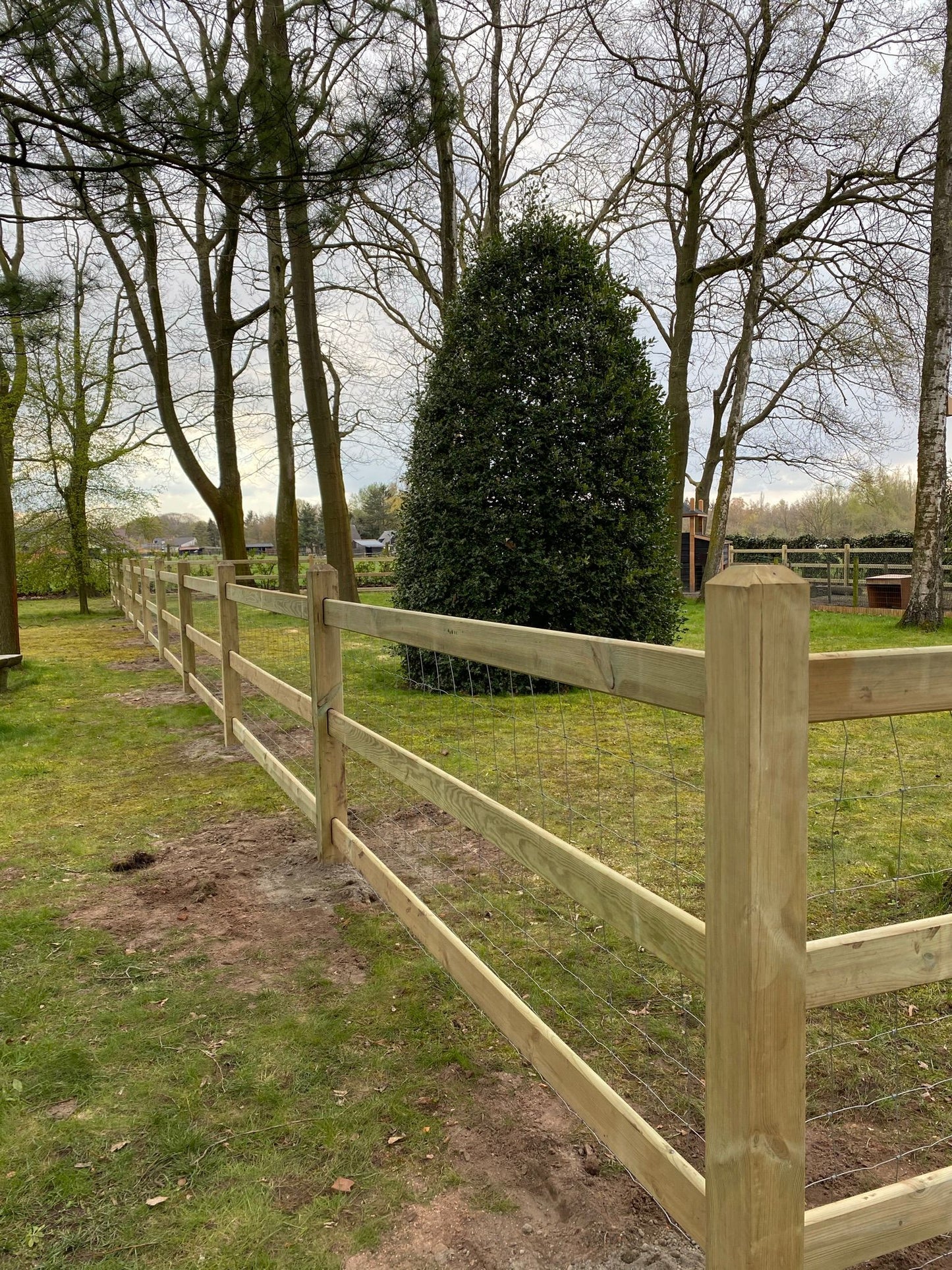 paardenomheining - hout - kopen - plaatsing - houtstock - houthandel - weidepoort - hout - kastanje - hekwerk - houtstock