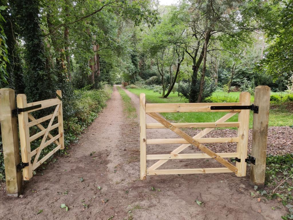 weidepoorten - grenenhout - hekken - afsluiting - ingang - tuin - houtstock - houthandel - vierkante - poortpalen
