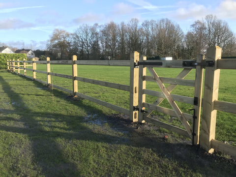 houten-weidepoort-paarden-omheining-houtstock-zwarte-scharnieren-3-liggers-weide-hekken-tuinhout-paal-paal-hout
