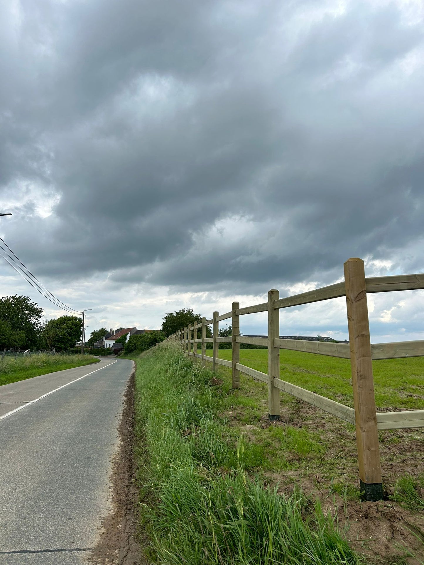 Clôture pour chevaux avec poteaux carrés en bois d'épicéa
