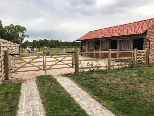 houtstock-poorten-dubbele-weidepoort-houten-poorten-hek-houten-paarden-omheining-goedkoop-zwarte-scharnieren-grondgrendel