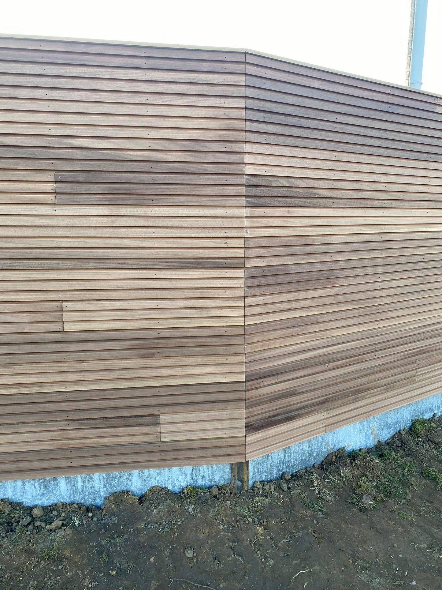 Moderne tuinafsluiting Thermowood Ayous