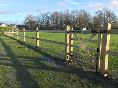 goedkope-paardenomheining-paarden-omheining-afsluiting-hekwerk-hekken-afrastering-houtstock-jadimex-farmfence-scharnieren-grondgrendel-valbeugel